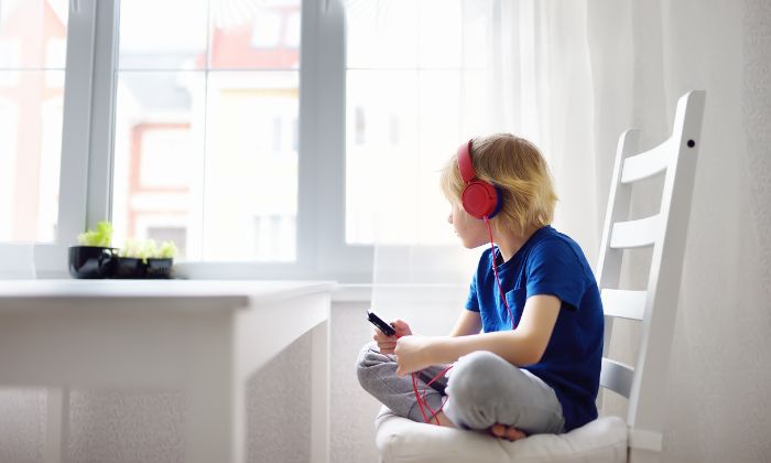 Bunte Podcasttipps für Kinder © Maria Sbytova/Adobe Stock